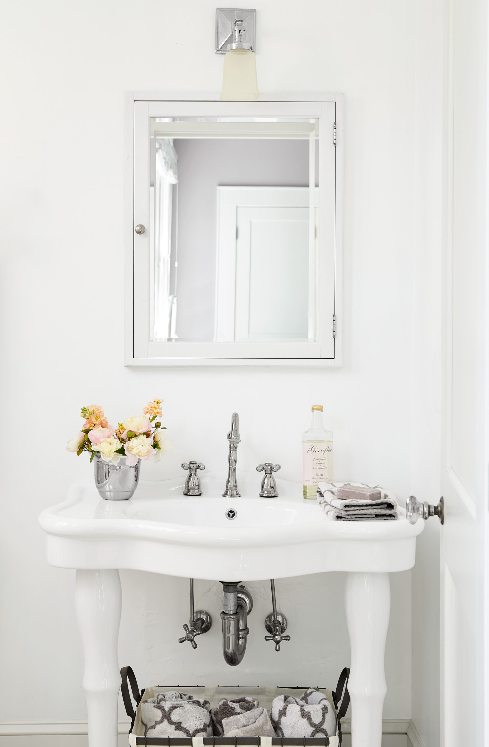 A console sink and mirror.